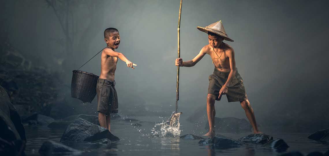 Vietnamese Children Caught Fish In An Amazing Way